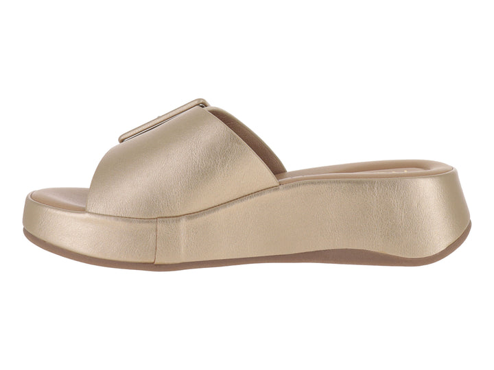 Sandalia slide color dorado con plataforma y hebilla decorativa.