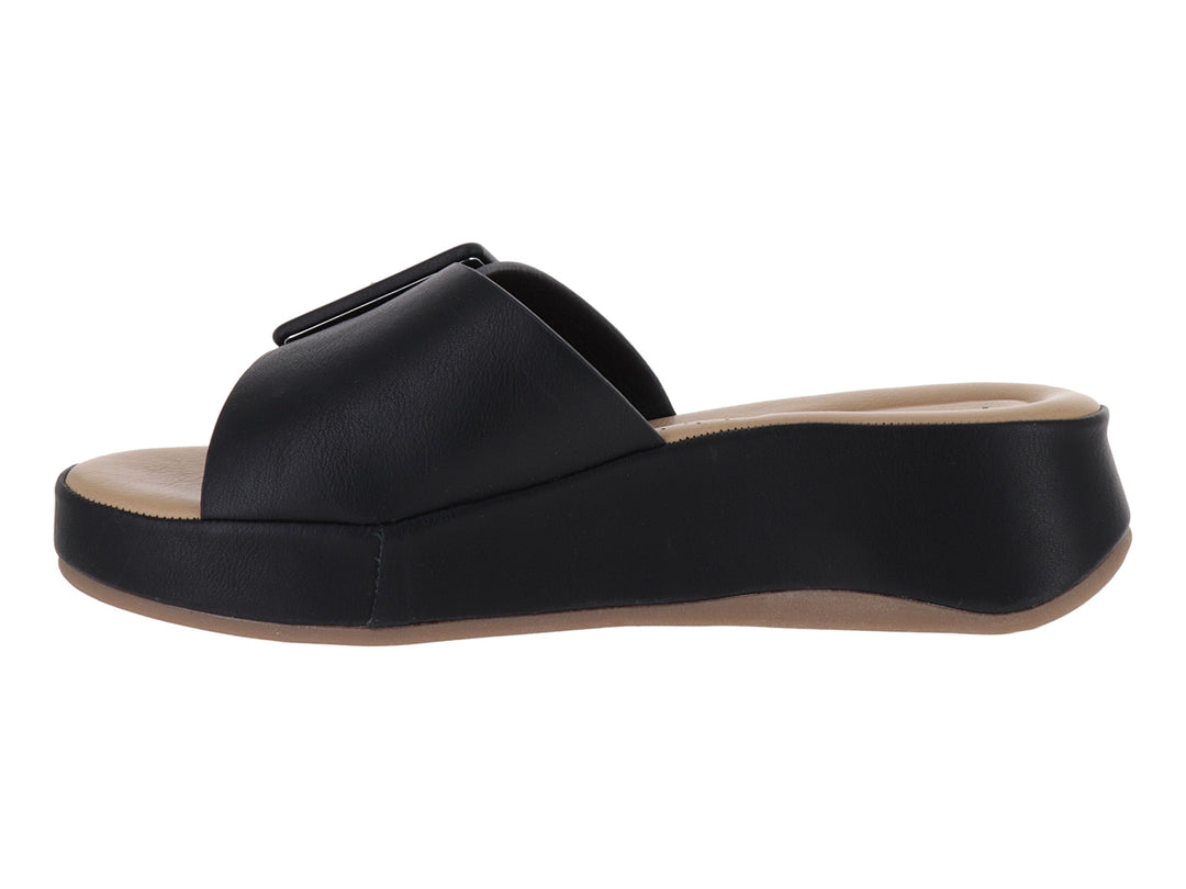 Sandalia de plataforma color negro con hebilla decorativa y planta en tono beige.