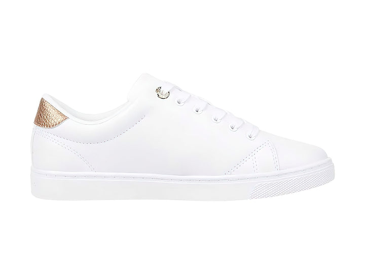 Tenis blancos de Tommy Hilfiger con detalle en oro rosa en el talón y cordones blancos.