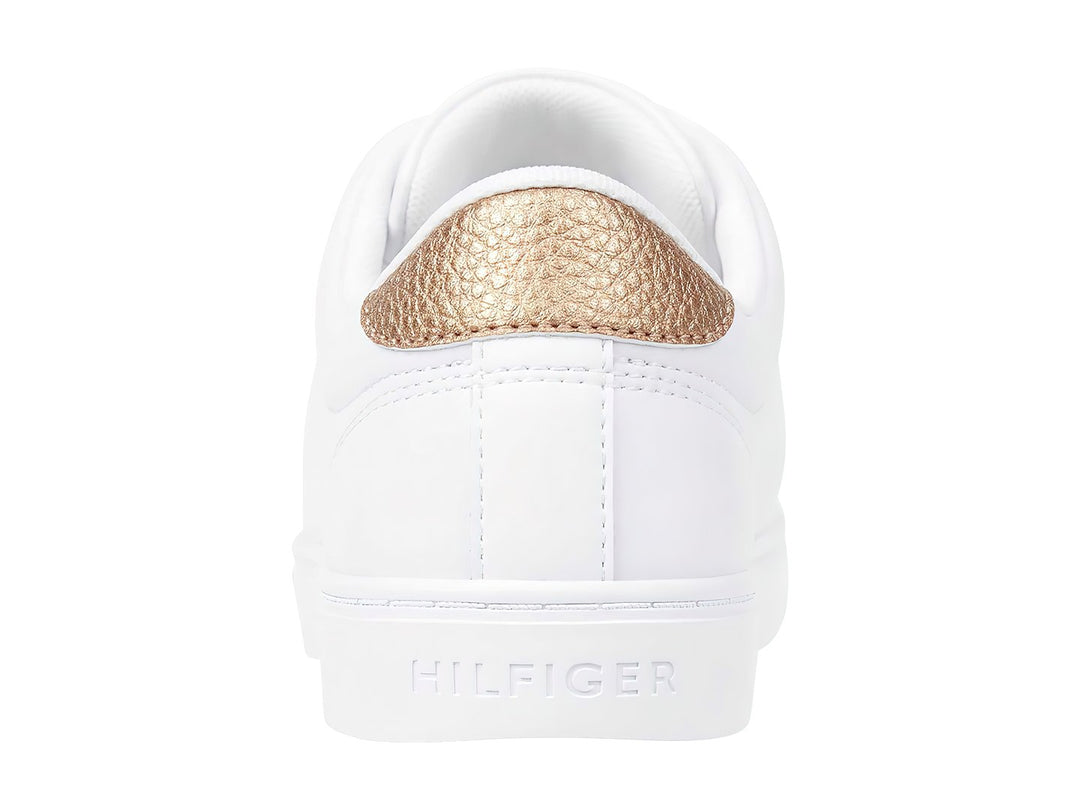 Tenis blancos de Tommy Hilfiger con detalle en oro rosa en el talón y cordones blancos.