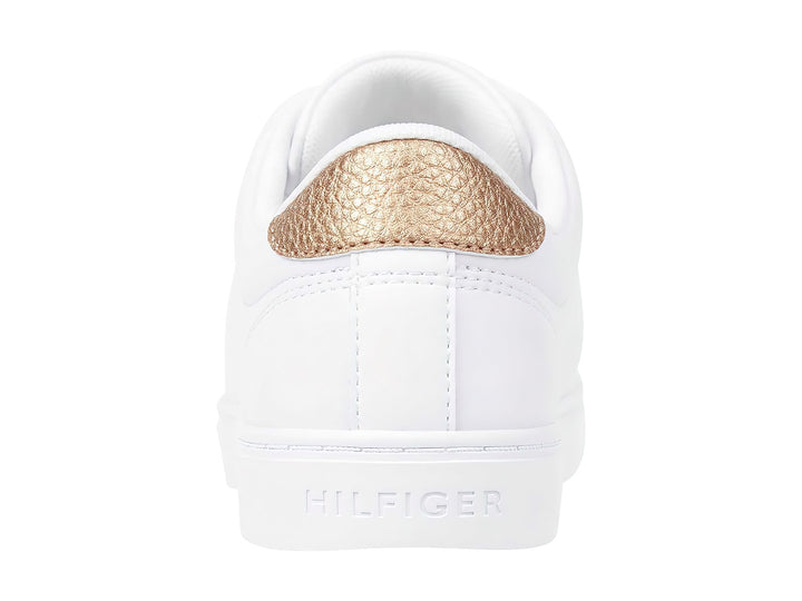 Tenis blancos de Tommy Hilfiger con detalle en oro rosa en el talón y cordones blancos.