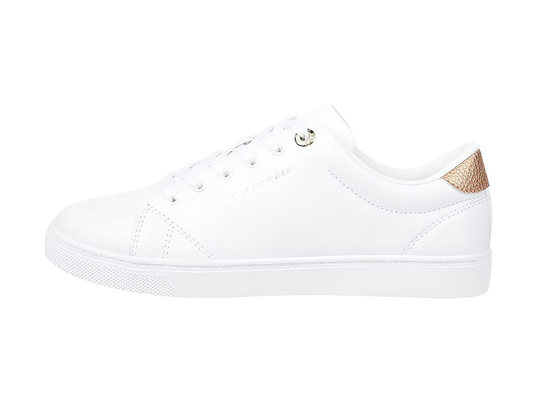 Tenis blancos de Tommy Hilfiger con detalle en oro rosa en el talón y cordones blancos.