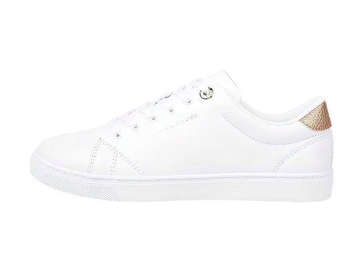 Tenis blancos de Tommy Hilfiger con detalle en oro rosa en el talón y cordones blancos.