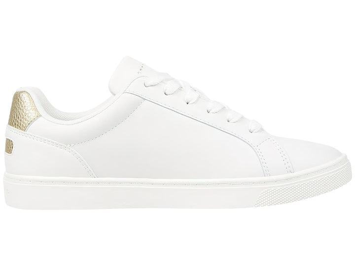 Tenis Tommy Hilfiger color blanco con detalle dorado en el talón y suela blanca.