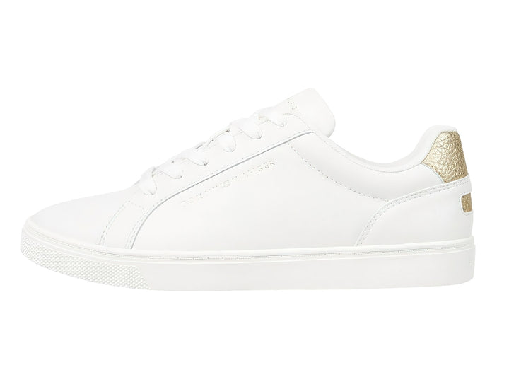 Tenis Tommy Hilfiger color blanco con detalle dorado en el talón y suela blanca.