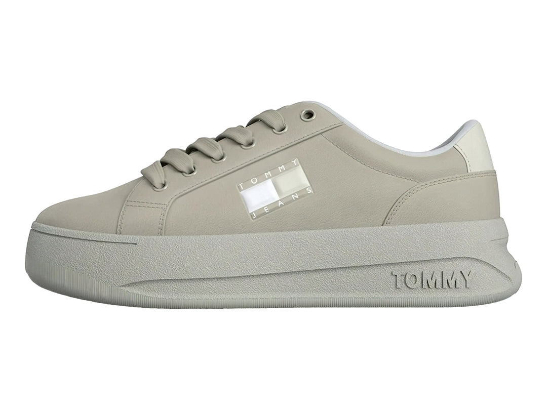 Tenis Tommy Hilfiger modelo City Flatform en color beige bleached stone con suela de plataforma ancha.
