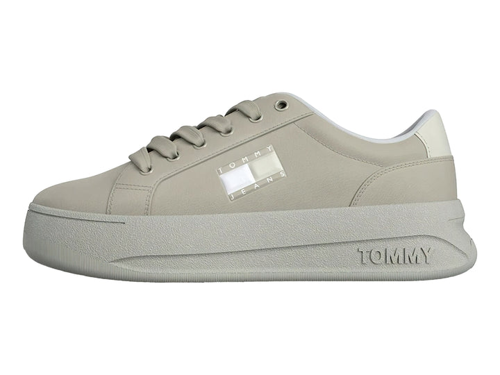 Tenis Tommy Hilfiger modelo City Flatform en color beige bleached stone con suela de plataforma ancha.
