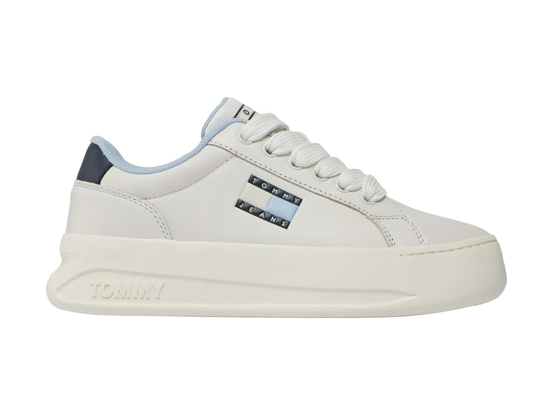 Tenis Tommy Hilfiger modelo City Flatform en color ecru con detalles en azul marino y suela de plataforma.