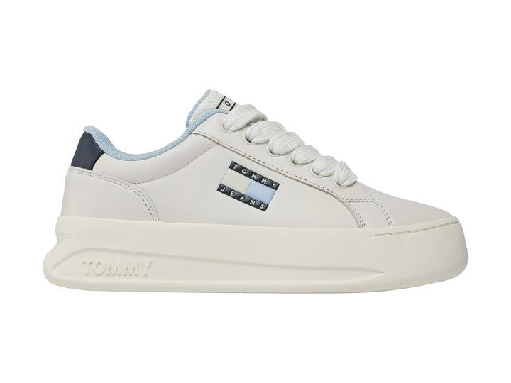 Tenis Tommy Hilfiger modelo City Flatform en color ecru con detalles en azul marino y suela de plataforma.