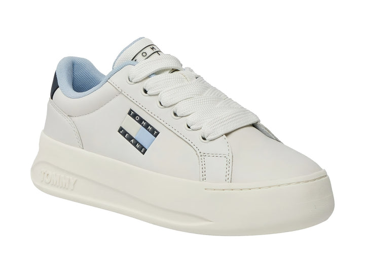 Tenis Tommy Hilfiger modelo City Flatform en color ecru con detalles en azul marino y suela de plataforma.