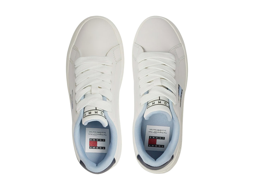 Tenis Tommy Hilfiger modelo City Flatform en color ecru con detalles en azul marino y suela de plataforma.