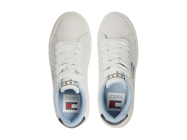Tenis Tommy Hilfiger modelo City Flatform en color ecru con detalles en azul marino y suela de plataforma.
