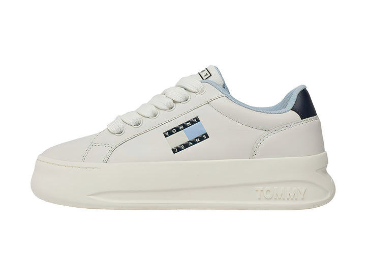 Tenis Tommy Hilfiger modelo City Flatform en color ecru con detalles en azul marino y suela de plataforma.