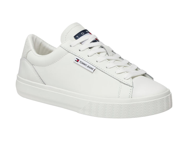Tenis Tommy Hilfiger color ecru con suela de plataforma y detalle gris en el talón.