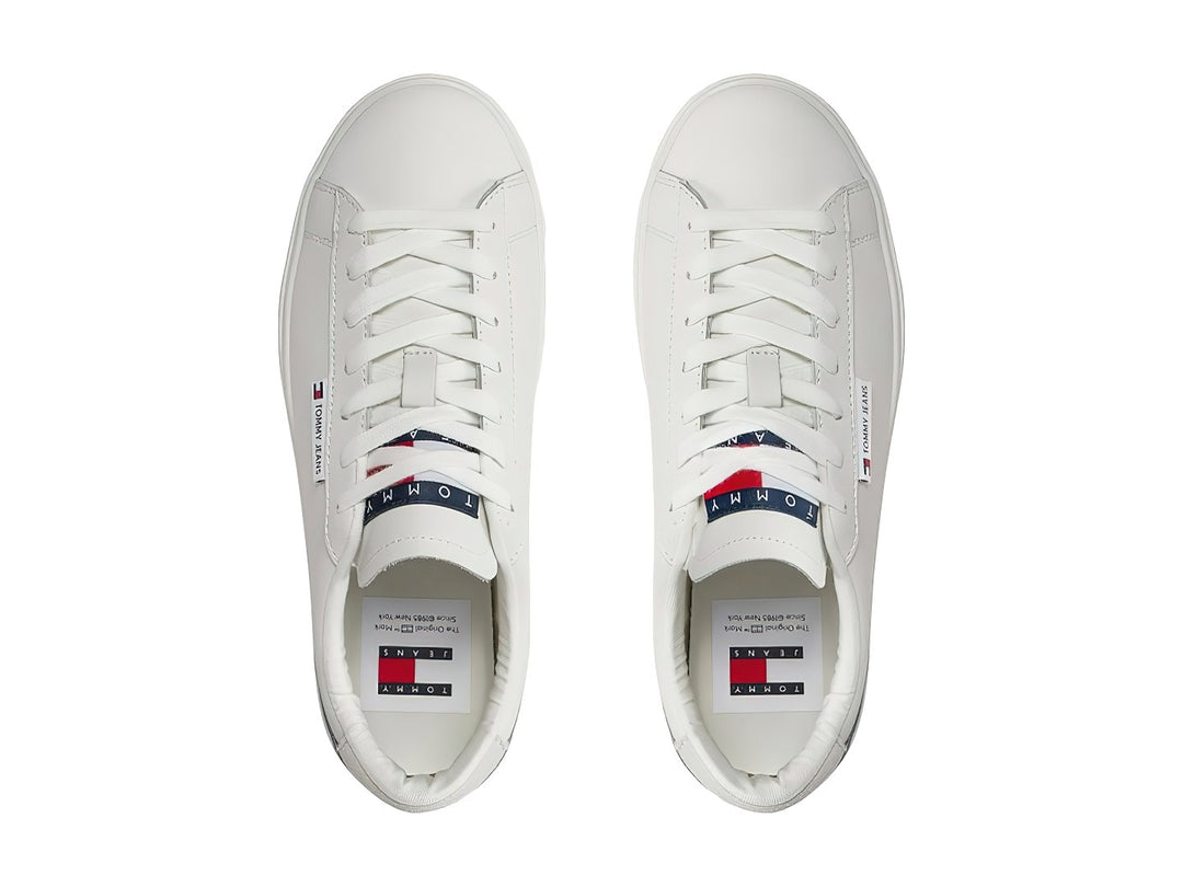 Tenis Tommy Hilfiger color ecru con suela de plataforma y detalle gris en el talón.