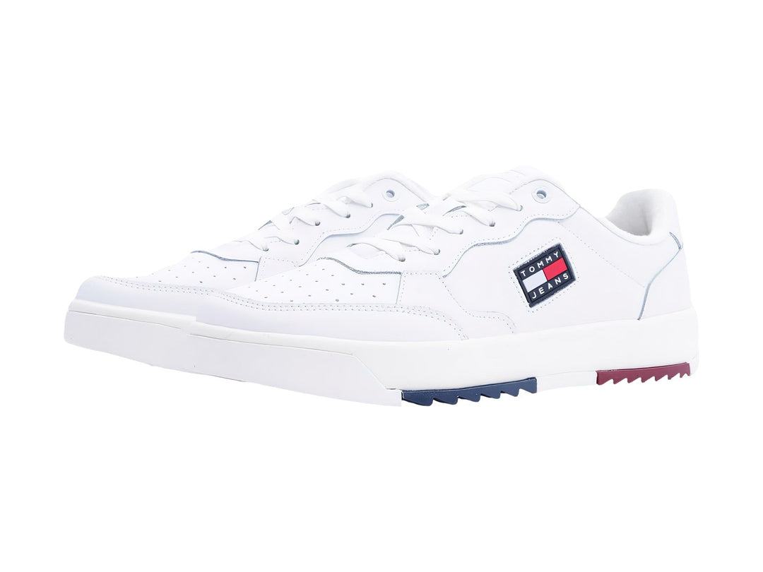 Tenis blancos Tommy Jeans de corte bajo con detalles en rojo y azul en la suela.
