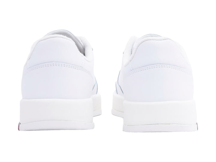 Tenis blancos Tommy Jeans de corte bajo con detalles en rojo y azul en la suela.