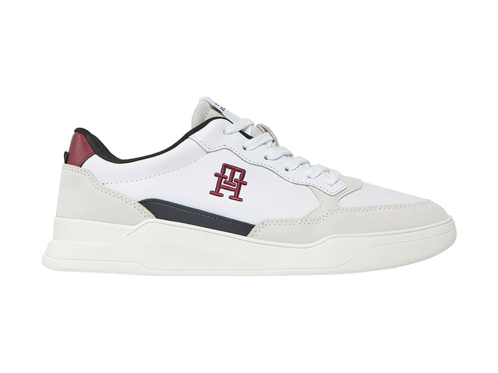 Tenis blancos Tommy Hilfiger con detalles en gris y azul marino y suela blanca.