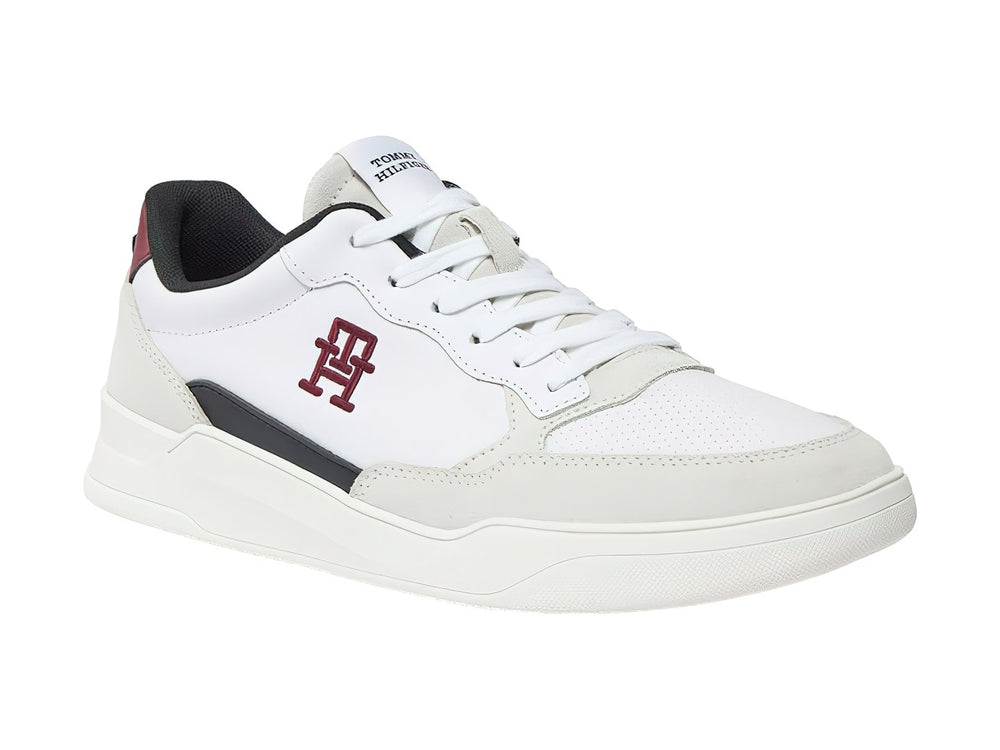 Tenis blancos Tommy Hilfiger con detalles en gris y azul marino y suela blanca.