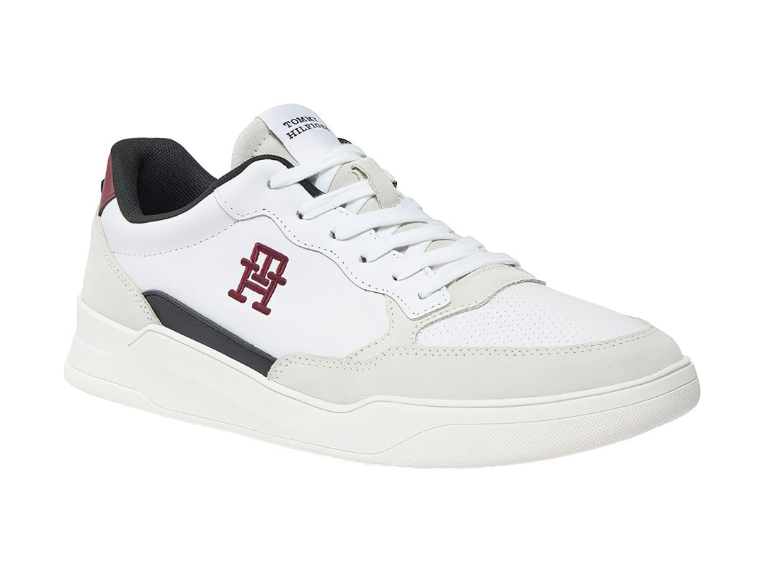 Tenis blancos Tommy Hilfiger con detalles en gris y azul marino y suela blanca.