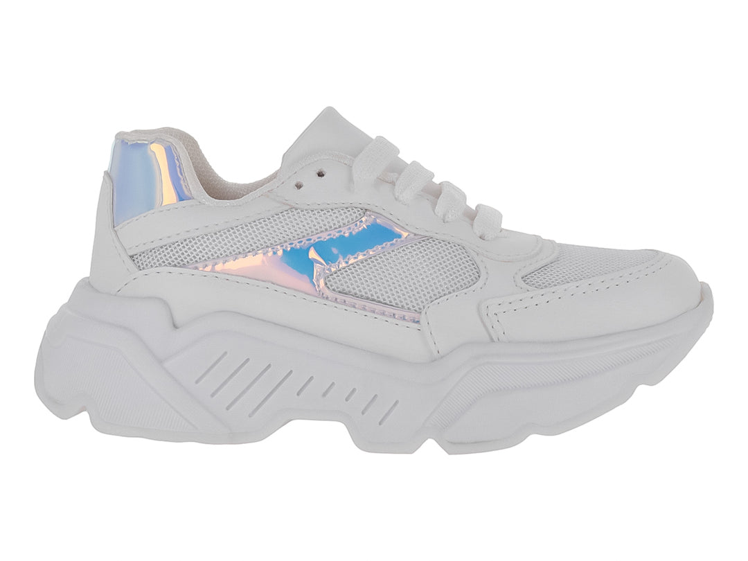 Tenis deportivos blancos de plataforma con detalles iridiscentes y suela gruesa.