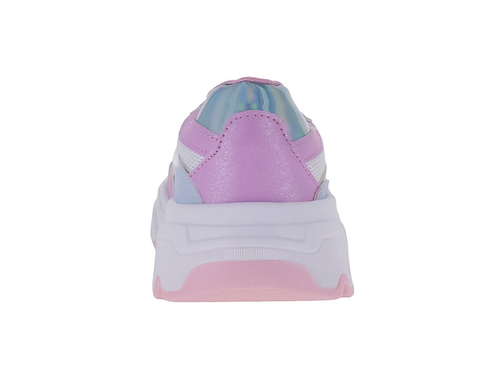 Tenis deportivos infantiles en colores blanco y rosa con detalles iridiscentes y suela gruesa.