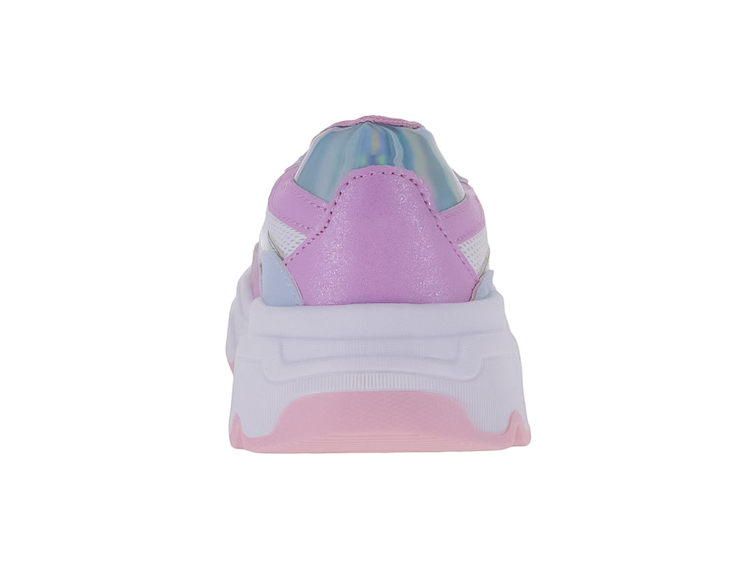 Tenis deportivos para niña en colores blanco, rosa y morado con detalles iridiscentes y suela de plataforma blanca.