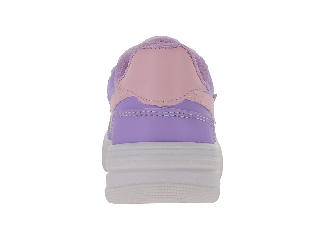 Tenis infantiles color lavanda y blanco con detalle de estrella rosa y suela de plataforma blanca.