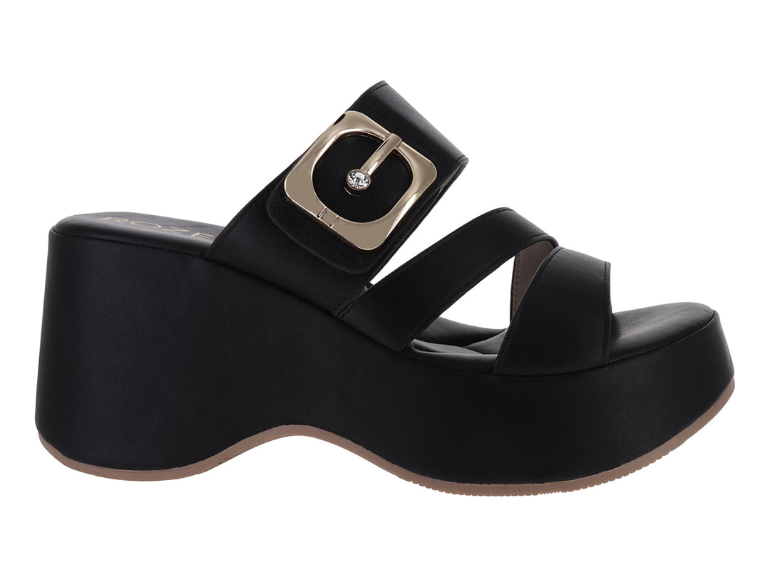 Sandalia de plataforma color negro para mujer con hebilla decorativa dorada y tacón ancho.