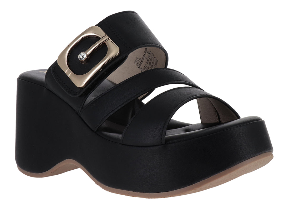 Sandalia de plataforma color negro para mujer con hebilla decorativa dorada y tacón ancho.