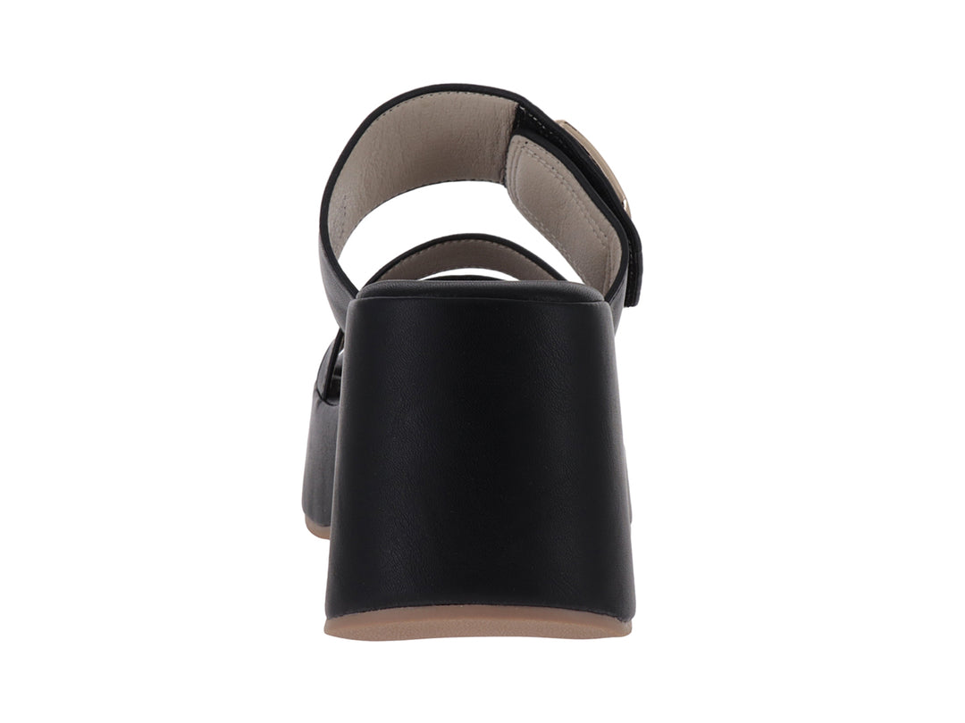 Sandalia de plataforma color negro para mujer con hebilla decorativa dorada y tacón ancho.