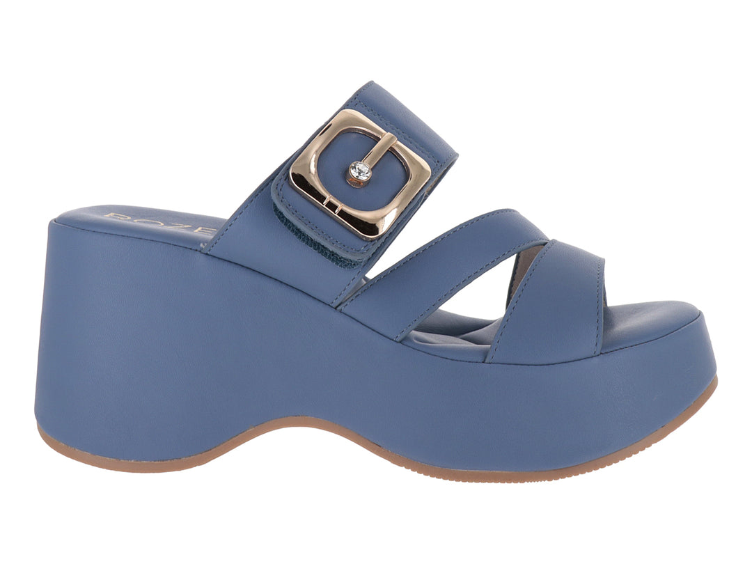 Sandalia de plataforma color azul con hebilla dorada decorativa y suela gruesa para mujer.