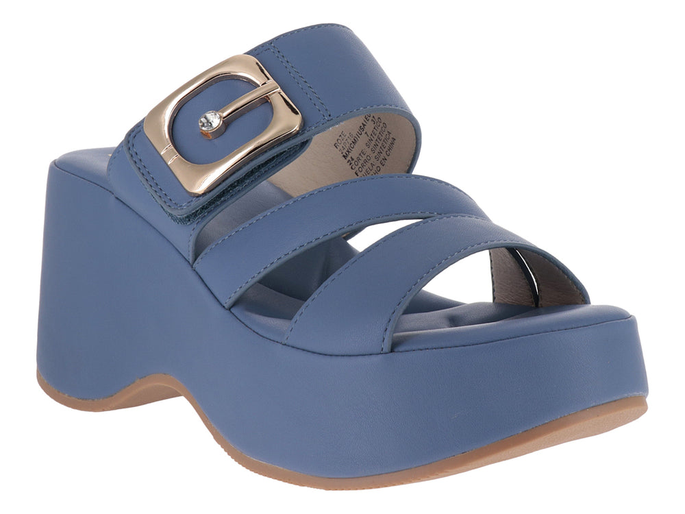 Sandalia de plataforma color azul con hebilla dorada decorativa y suela gruesa para mujer.