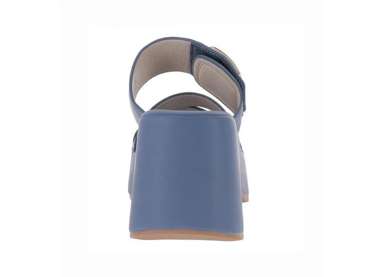 Sandalia de plataforma color azul con hebilla dorada decorativa y suela gruesa para mujer.