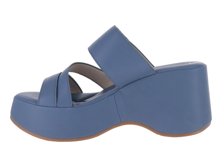 Sandalia de plataforma color azul con hebilla dorada decorativa y suela gruesa para mujer.