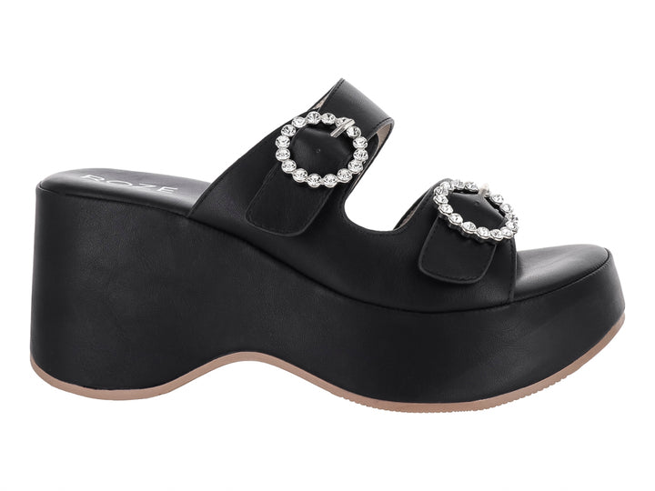 Sandalia negra de plataforma con dos correas y hebillas decoradas con brillantes.