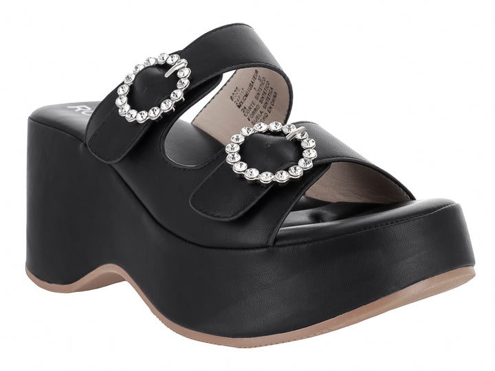 Sandalia negra de plataforma con dos correas y hebillas decoradas con brillantes.