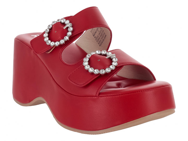 Sandalia roja de plataforma con dos correas y hebillas decoradas con pedrería brillante.