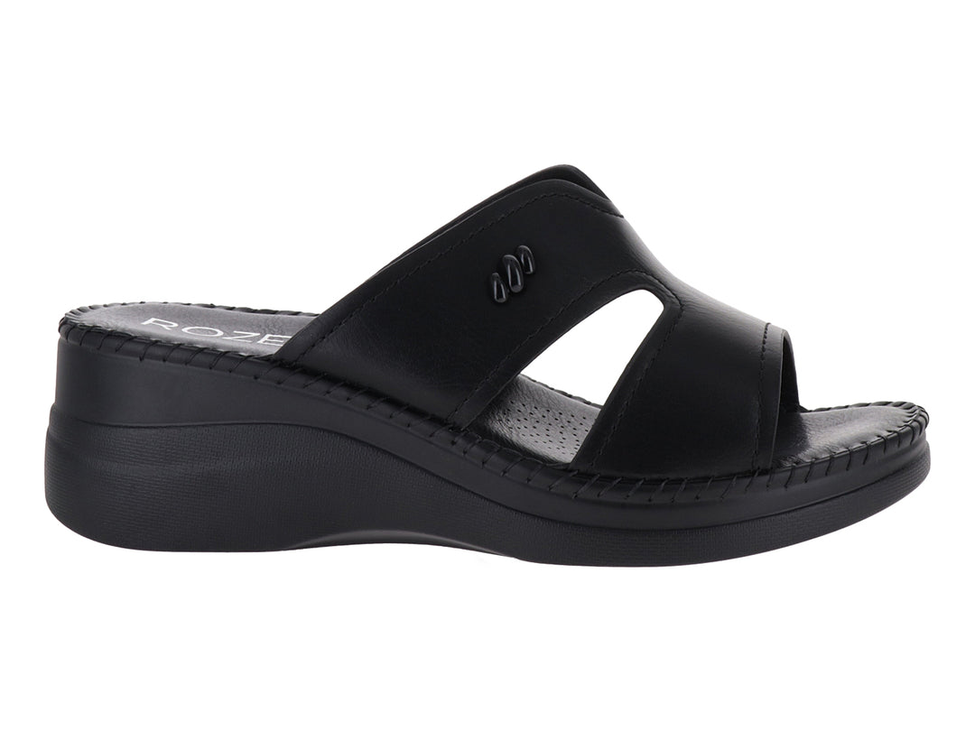 Sandalia de plataforma color negro para mujer con diseño casual y suela gruesa.