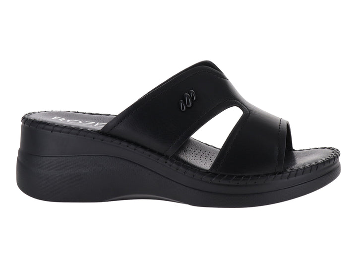 Sandalia de plataforma color negro para mujer con diseño casual y suela gruesa.