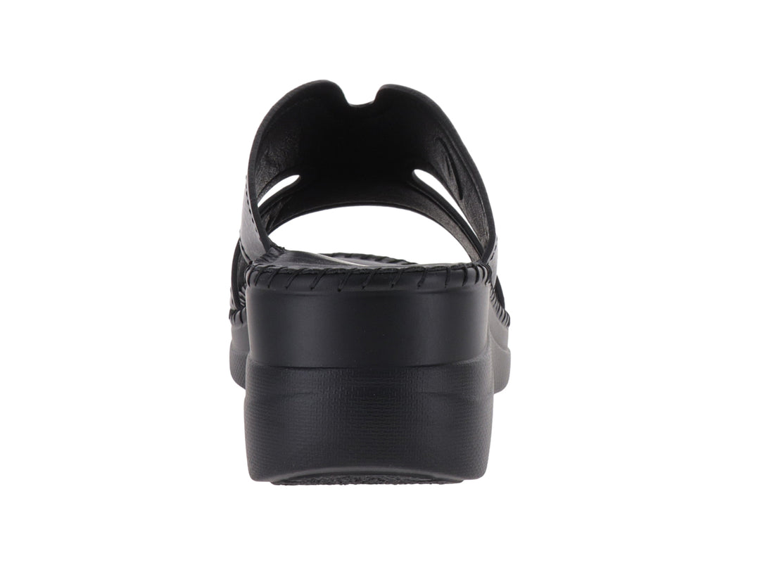 Sandalia de plataforma color negro para mujer con diseño casual y suela gruesa.