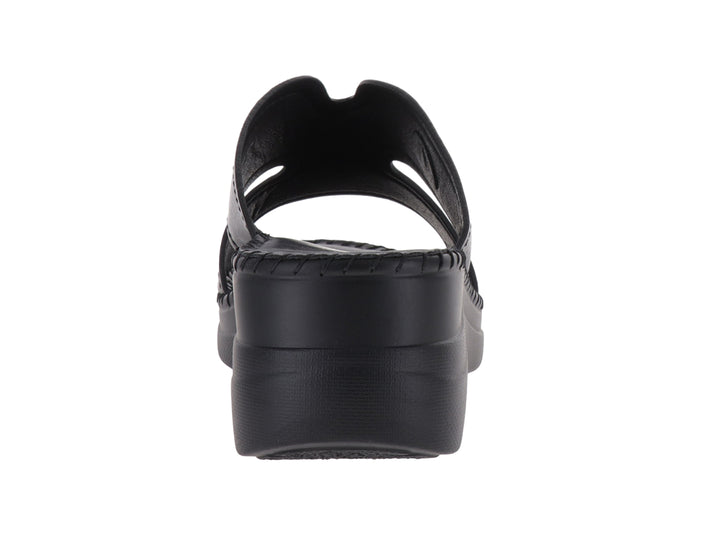 Sandalia de plataforma color negro para mujer con diseño casual y suela gruesa.