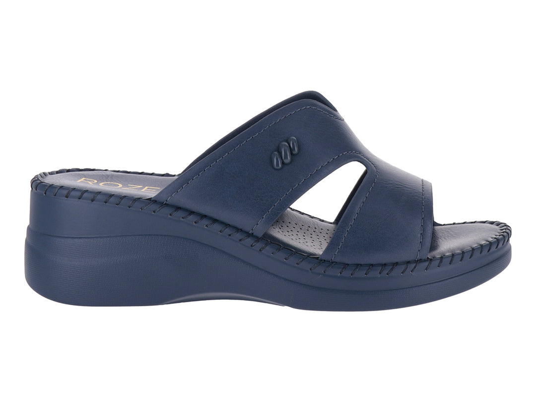 Sandalia de plataforma color azul marino con diseño casual y suela de cuña.