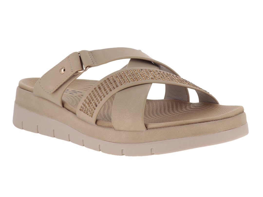 Sandalia de plataforma color camel con correa ajustable y detalles dorados.