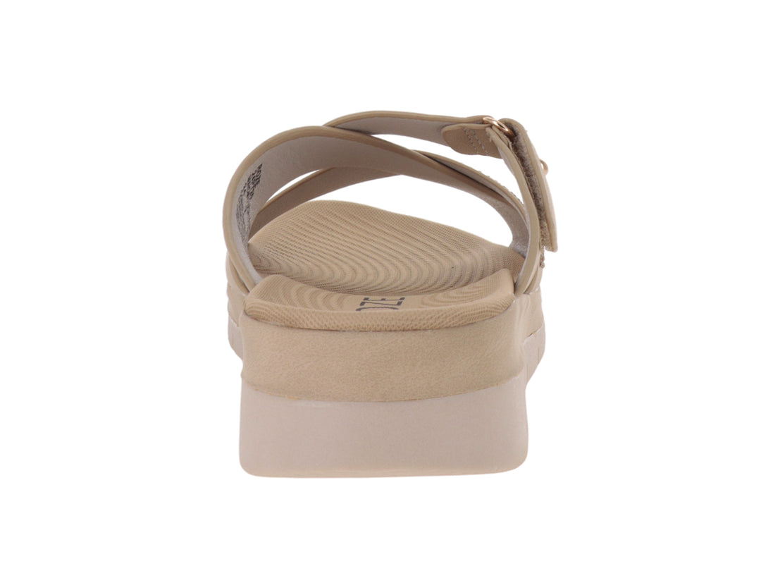 Sandalia de plataforma color camel con correa ajustable y detalles dorados.