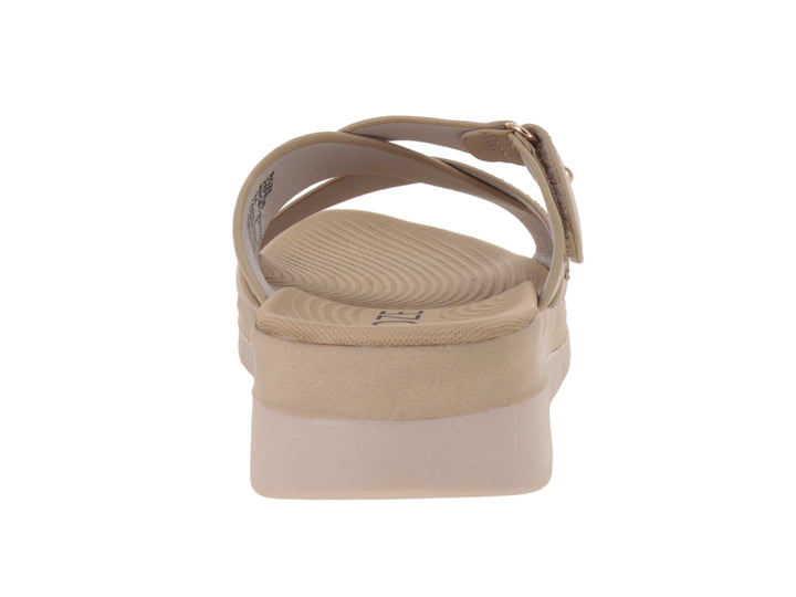 Sandalia de plataforma color camel con correa ajustable y detalles dorados.