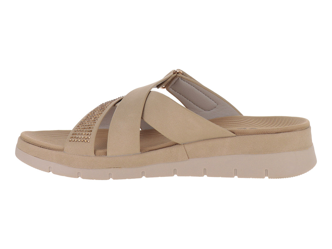 Sandalia de plataforma color camel con correa ajustable y detalles dorados.