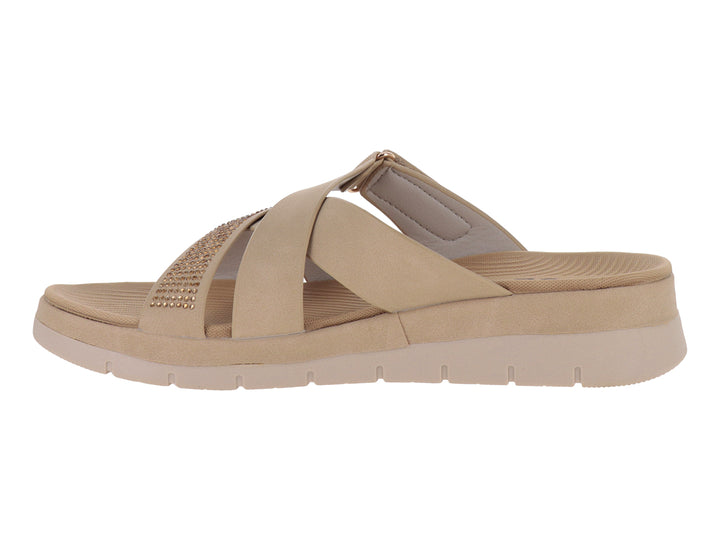 Sandalia de plataforma color camel con correa ajustable y detalles dorados.