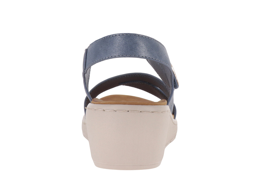 Sandalia de cuña color azul con plataforma beige y correa ajustable en el tobillo.