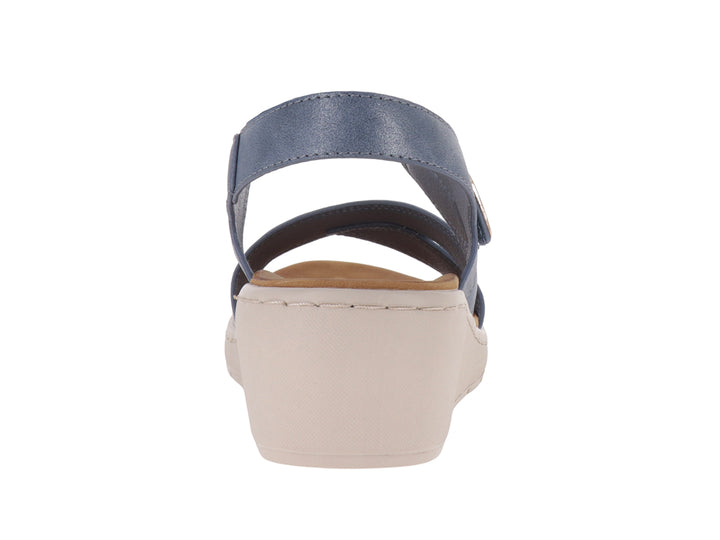 Sandalia de cuña color azul con plataforma beige y correa ajustable en el tobillo.